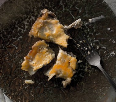 Bir çatal ile bir tabak kızarmış yumurta düzenleme.