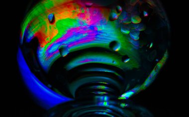 Bir bardak sıvı. Cam. Arka ışık renk. Arka plan bulanık.