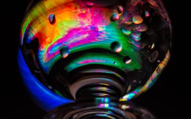 Bir bardak sıvı. Cam. Arka ışık renk. Arka plan bulanık.