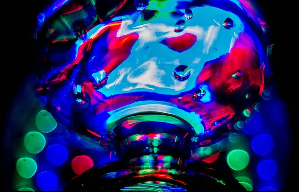 Bicchiere Liquido Vetro Retroilluminazione Colori Sfondo Sfocato — Foto Stock