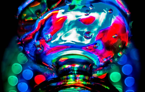 Bicchiere Liquido Vetro Retroilluminazione Colori Sfondo Sfocato — Foto Stock