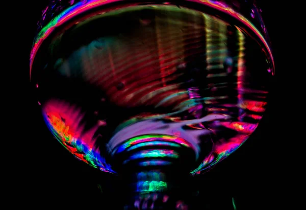 Bir Bardak Sıvı Cam Arka Işık Renk Arka Plan Bulanık — Stok fotoğraf
