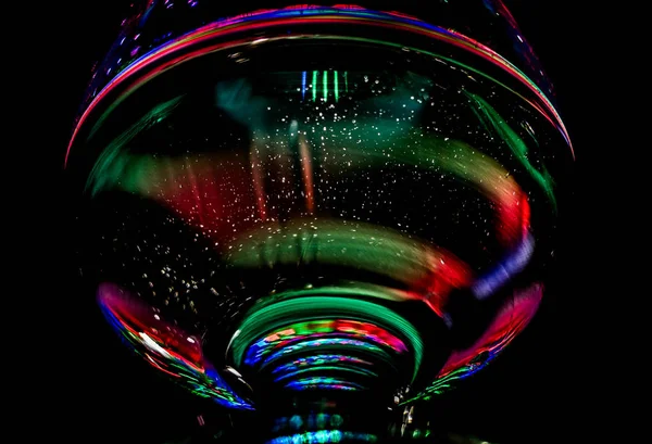 Ένα Ποτήρι Υγρό Γυαλί Χρώμα Οπίσθιου Φωτισμού Θολή Φόντο — Φωτογραφία Αρχείου