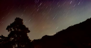 Yıldızlı gökyüzünün manzarası. Tek kare çekim. Teberda mı? Karaçayevo-Çerkesya. Rusya.