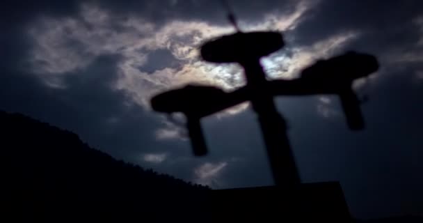 ランプポストの背景にある雲の動き シングルフレーム撮影 テバーダカラチャエボ チェルケシアロシア — ストック動画