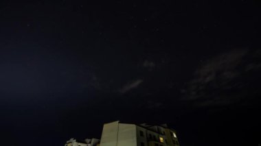 Gece gökyüzünün altında yeni bir bina.