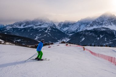 İtalya 'daki UNESCO Dünya Mirası sahası Dolomitleri' nde kayak merkezindeki Üç Tepe 'de kayakçılar (Drei Zinnen).