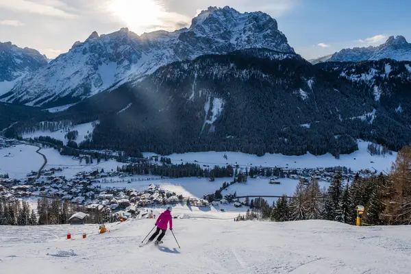 İtalya 'daki UNESCO Dünya Mirası sahası Dolomitleri' nde kayak merkezindeki Üç Tepe 'de kayakçılar (Drei Zinnen).