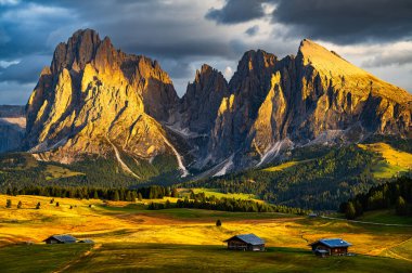 UNESCO sitesi Seiser Alm veya Dolomite yaylası Alpe di Siusi ve Avrupa 'nın en büyük yüksek irtifalı Alp çayırı, sonbahar günbatımında Dolomitler' de İtalya 'nın Güney Tyrol eyaletinde yer almaktadır..