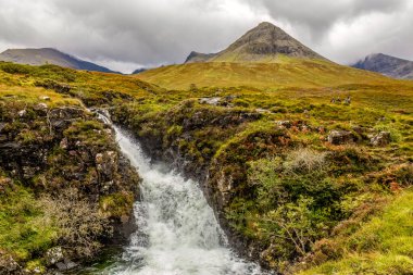 Şelale ve göller siyah Cuilllin dağlarının altında, Glen Brittle, Skye Adası yakınlarında.
