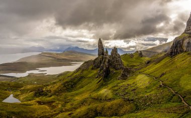Storr 'un İhtiyar Adamı, 55 metre yüksekliğinde simgesel bir bazalt zirve, Skye Adası, Trotternish Tepesi' nin bir parçasını oluşturuyor.