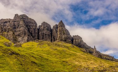 Storr 'un İhtiyar Adamı, 55 metre yüksekliğinde simgesel bir bazalt zirve, Skye Adası, Trotternish Tepesi' nin bir parçasını oluşturuyor.