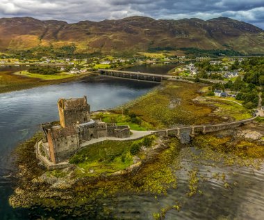Eilean Donan kalesinin insansız hava aracı görüntüsü. 