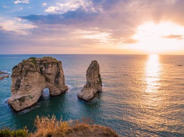 Büyülü sunset bulvarında Raouche, güvercin Rock. Beirut, Lübnan