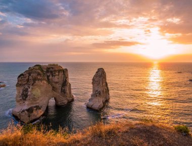 Büyülü sunset bulvarında Raouche, güvercin Rock. Beirut, Lübnan