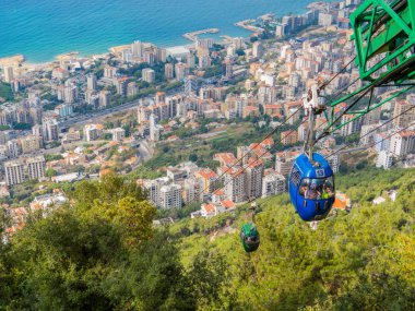 Harissa, Lübnan - 5 Kasım 2017: Jounieh 'deki Cable Car' ın tepesinden şehir manzarası. 