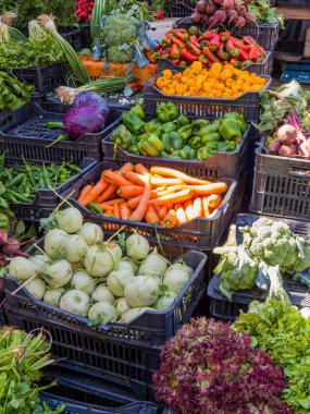 Sidon, Lübnan'da eski şehirde pazarda sebze kutuları 