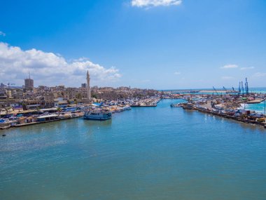Sidon, Lübnan - 21 Mayıs 2017: Haçlılar tarafından kutsal toprakların kalesi olarak inşa edilen Sidon Deniz Kalesi'nin limanının manzarası. 