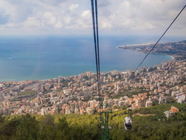 Harissa, Lübnan - 5 Kasım 2017: Jounieh 'deki Cable Car' ın tepesinden şehir manzarası. 
