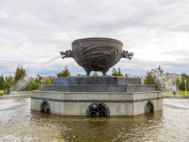 Kazan, Rusya - 1 Haziran 2018: Millennium Park'ta Ejderha Zilant Çeşmesi. 