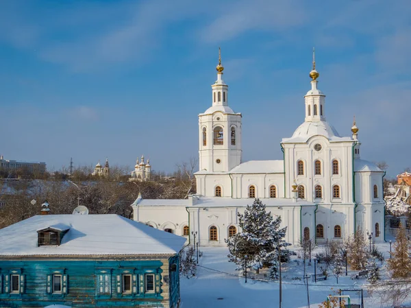 Igreja Ortodoxa Russa Branca Coberta Neve Tyumen Rússia — Fotografia de Stock