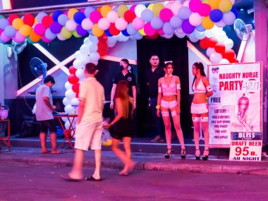 Pattaya, Tayland - 4 Şubat 2018: Ünlü Walking Street'te Taylandlı kızlar.