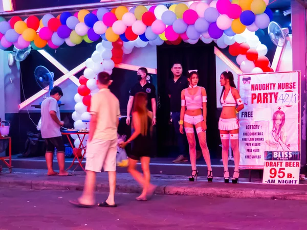 Pattaya, Tayland - 4 Şubat 2018: Ünlü Walking Street'te Taylandlı kızlar.