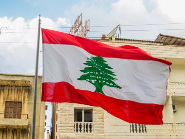 Beyrut, Lübnan - 5 Kasım 2017 - Jounieh'te Teleferik önünde Lübnan bayrağı. 