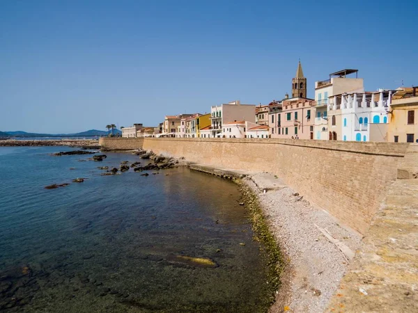 意大利撒丁岛阿尔盖罗的老沿海小镇和海洋的一日游 — 图库照片