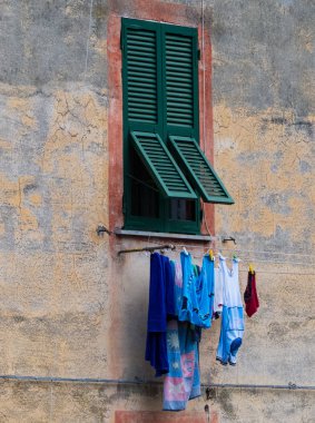 Kurumaya asılı kıyafetler. Monterosso al Mare, Cinque Terre, İtalya 