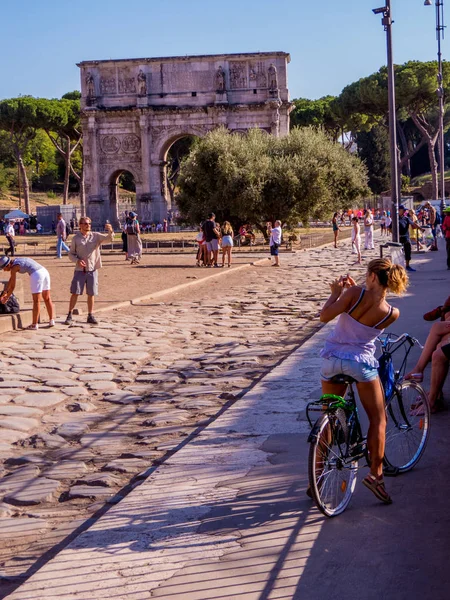 Touristes Devant Arc Constantin Rome Italie — Photo