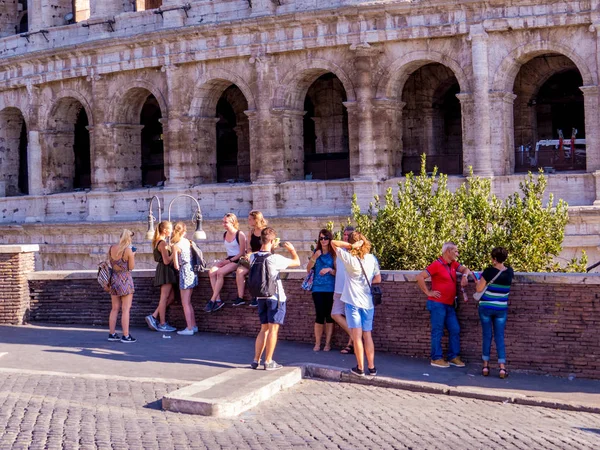 Turistas Frente Coliseu Roma Itália — Fotografia de Stock