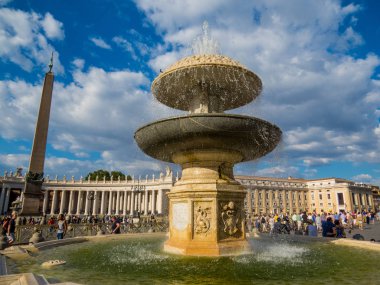 Roma, İtalya - 24 Ağustos 2016: Vatikan'daki Bazilikası ile Aziz Petrus Meydanı'nın güneşli manzarası. 