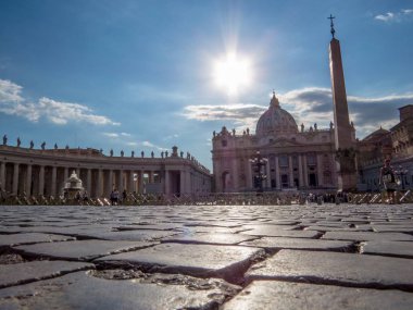 Roma, İtalya - 24 Ağustos 2016: Vatikan'daki Bazilikası ile Aziz Petrus Meydanı'nın güneşli manzarası. 