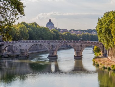  Eski İtalyan şehri görüntülemek ve nehir kıyısında gündüz, 2016-08-24 sırasında Roma, İtalya, yakın çekim