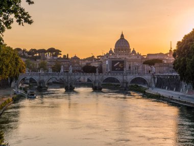  Eski İtalyan şehir ve nehir gündoğumu, 2016-08-24, Roma, İtalya, görünümü
