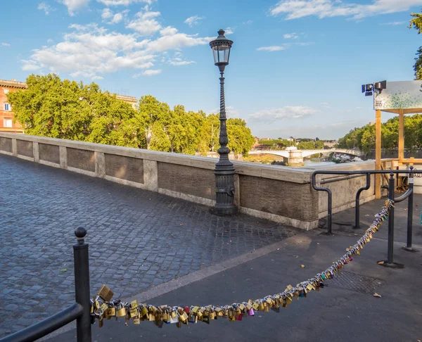 Rome Olaszország Augusztus 2016 Love Lakatok Pár Nevét Ponte Sisto — Stock Fotó