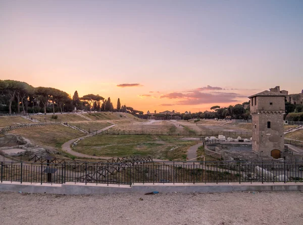 Roma, Italya 'da büyülü gün batımı. Circus Maximus 'tan görünüm (Italyanca: Circo Massimo)