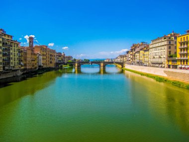 Ponte Santa Trinita (Kutsal Teslis Köprüsü) ve Arno Nehri. Floransa, İtalya 