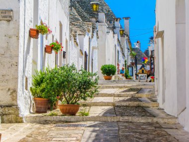 Alberobello pitoresk sokak, İtalya 