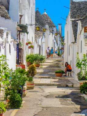 Alberobello pitoresk sokak, İtalya 