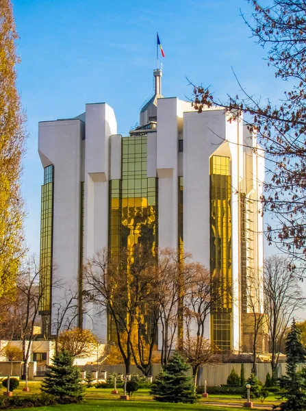 Chisinau, Moldova'daki Başkanlık Sarayı'nın görünümü — Stok fotoğraf