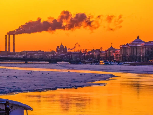 Winter zonsondergang in St. Petersburg, Rusland — Stockfoto