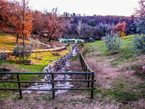 Uitzicht op de residentie van de thermale baden van Sorano, Italië — Stockfoto