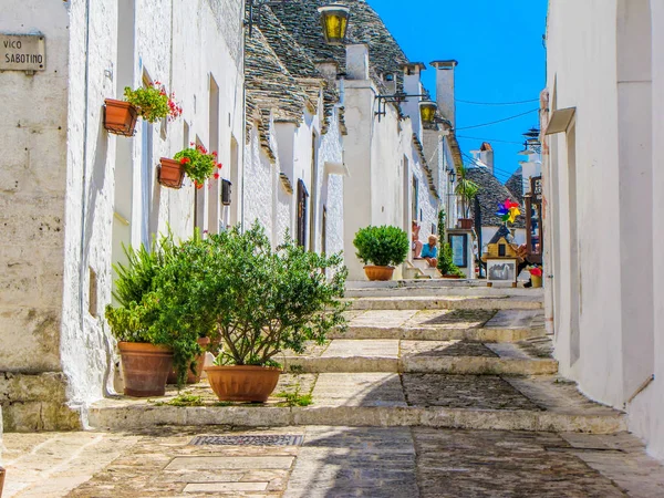 Pintoresca calle en Alberobello, Italia — Foto de Stock