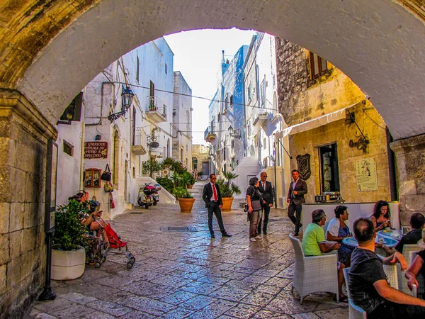 Живописная улица в Остуни, Италия — стоковое фото