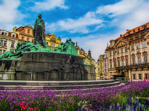 Jan hus Memorial in Old Town Square, Prag, Tjeckien — Stockfoto