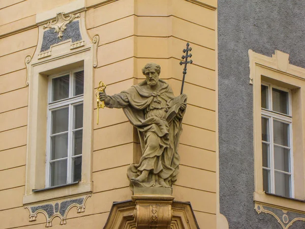 圣彼得雕像拿着天堂的钥匙。布拉格， 捷克共和国 — 图库照片