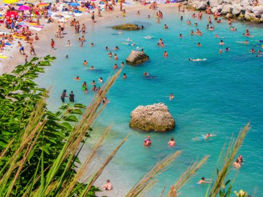 Capri, İtalya'da kalabalık plaj 