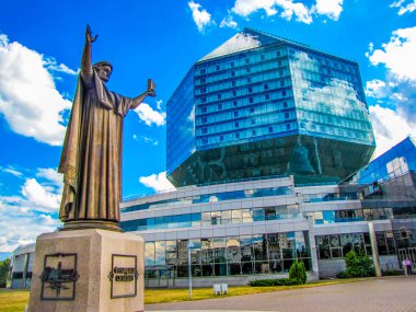 Francysk Skaryna Heykeli, Beyaz Rusya Milli Kütüphanesi, Minsk 